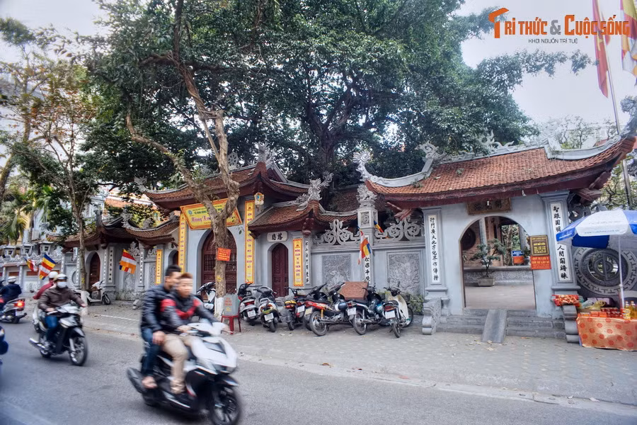 Tương truyền ngôi chùa này được khởi lập từ thời nhà Lý. Nơi đây được biết đến như chốn tổ của phái Tào Động, một trong hai phái lớn của Phật giáo ở miền Bắc Việt Nam thời xưa.