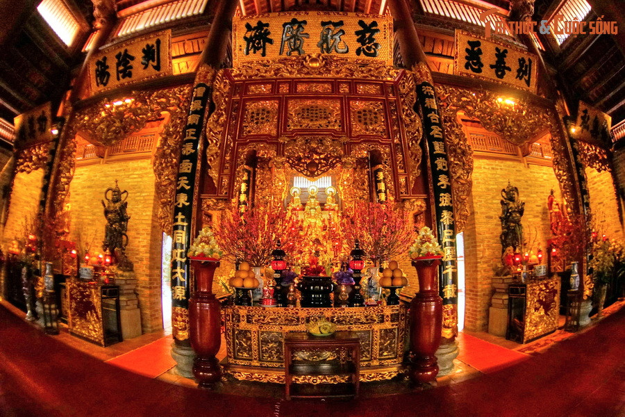 Thượng điện của chùa còn giữ được nhiều bức chạm hình tứ linh và các cửa võng sơn son thếp vàng. Hệ thống tượng Phật được bày làm 6 lớp.