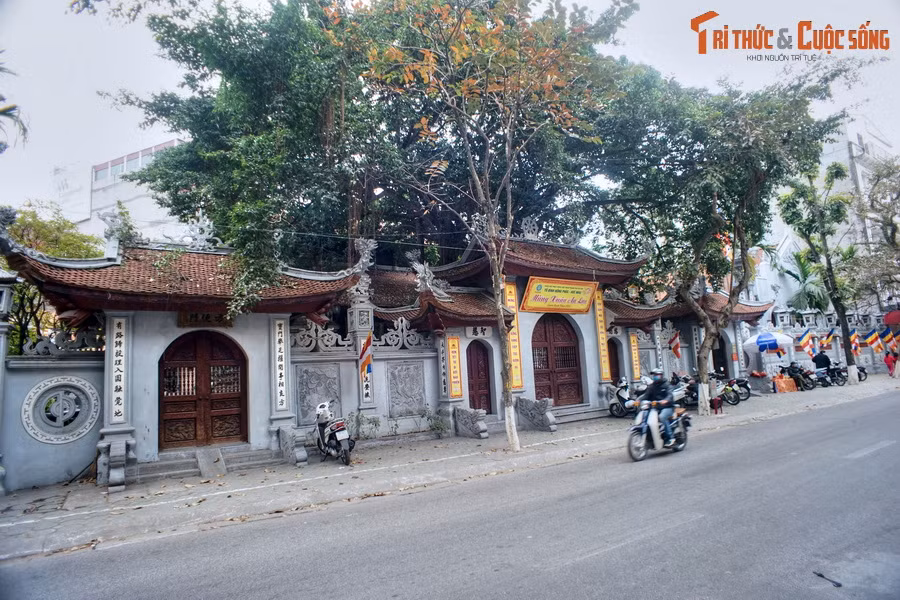 Nhờ một văn bia cổ được lưu giữ trong chùa Hòe Nhai, các nhà sử học đã xác định được địa danh Đông Bộ Đầu nổi tiếng trong cuộc kháng chiến chống quân Nguyên thời nhà Trần chính là bến sông Hồng ở phía Tây ngôi chùa cổ này.