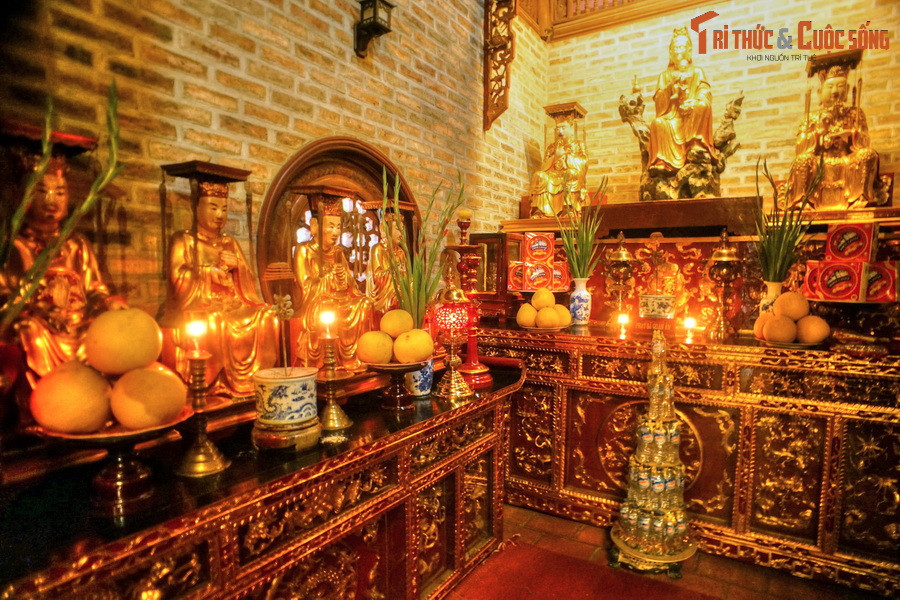 Theo thống kê, chùa Hòe Nhai có 68 pho tượng được làm bằng nhiều chất liệu khác nhau như đồng hun, gỗ quý, đất nện, được sơn son thếp vàng, gồm nhiều tượng cổ với tuổi đời hàng trăm năm.