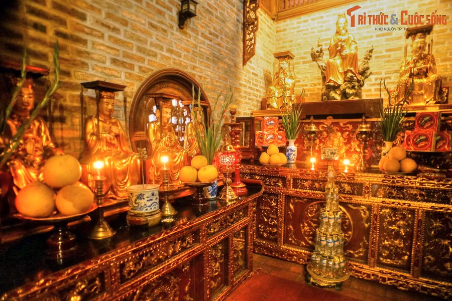 Theo thống kê, chùa Hòe Nhai có 68 pho tượng được làm bằng nhiều chất liệu khác nhau như đồng hun, gỗ quý, đất nện, được sơn son thếp vàng, gồm nhiều tượng cổ với tuổi đời hàng trăm năm.