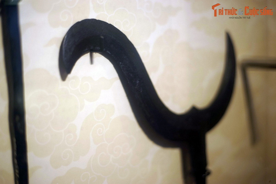 Bên các hiện vật liên quan đến kiến trúc và đời sống, hơn 300 vũ khí bằng sắt và đạn đá có niên đại từ thời Lê đã được phát hiện ở lòng hồ Ngọc Khánh vào năm 1983-1984, thuộc khu vực Giảng Võ trường xưa. Ảnh: Một chiếc câu liêm trong bộ sưu tập vũ khí trường Giảng Võ.