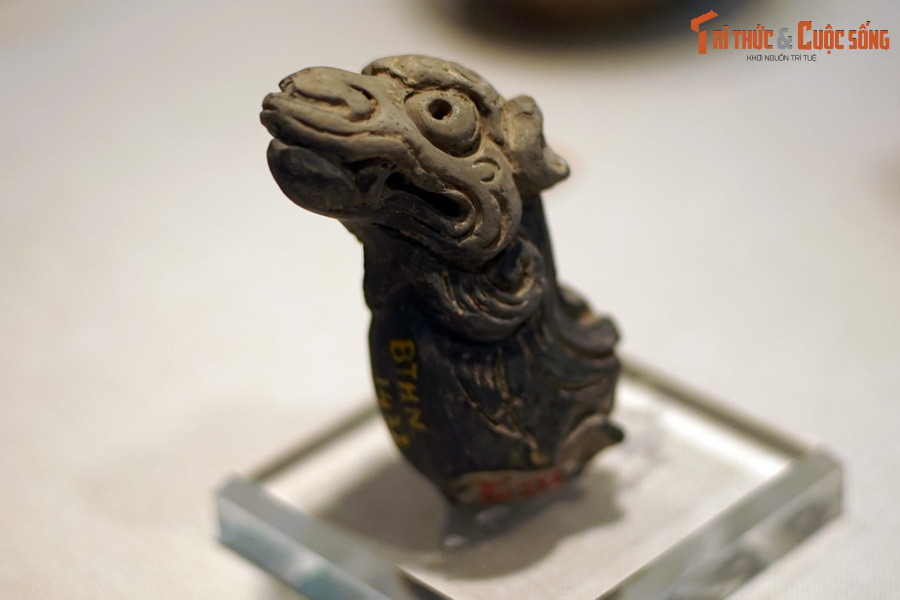 Năm 1253, vua Trần Thái Tông lập Giảng Võ đường làm trường đào tạo, huấn luyện về quân sự. Trường này đã đào tạo ra nhiều tướng lĩnh xuất sắc, đội quân tinh nhuệ, đóng góp lớn cho chiến thắng quân Mông – Nguyên. Ảnh: Đầu linh vật niên đại thế kỷ 13-14, vật trang trí kiến trúc Giảng Võ trường.