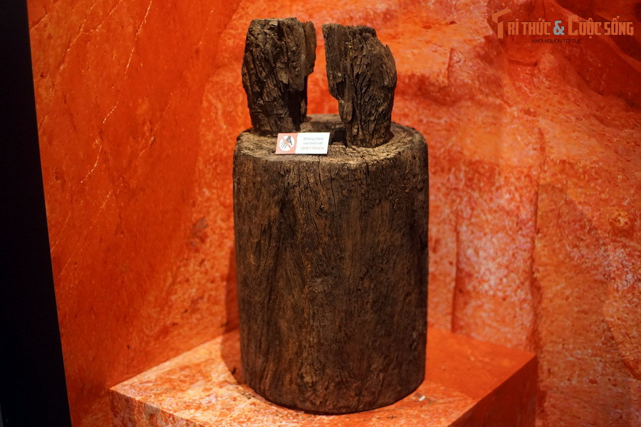 Vồ đập đất bằng gỗ lim, kích thước lớn, dài 1 mét, có lỗ xỏ cây đòn dài, niên đại thế kỷ 15-18. Vật dụng này dùng để gia cố nền các công trình xây dựng ở Giảng Võ trường.