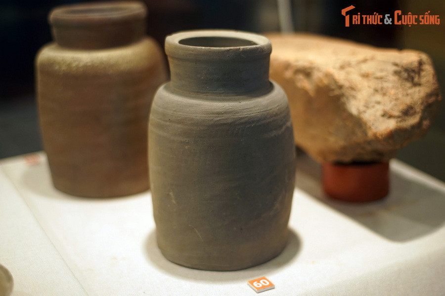 Hũ sành thế kỷ 17-18, vật dụng sinh hoạt ở Giảng Võ trường.
