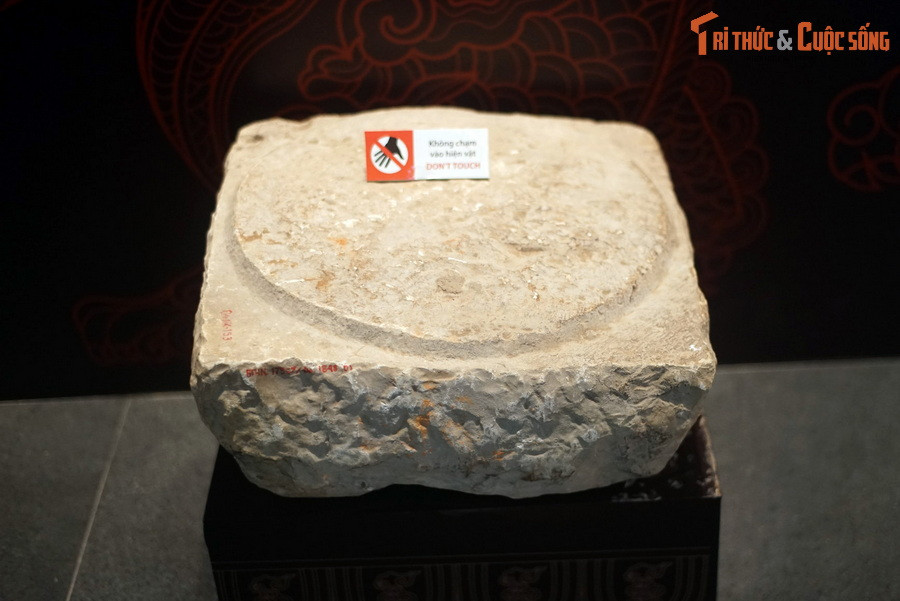 Năm 1481, vua Lê Thái Tông cho xây dựng lại điện Giảng Võ với quy mô lớn. Sử chép: “Đào hồ Hải Trì. Hồ này quanh co đến 100 dặm. Giữa hồ có điện Thúy Ngọc, bên hồ xây điện Giảng Võ để tập luyện điểm duyệt binh mã”. Ảnh: Tảng đá kê chân cột nền kiến trúc Giảng Võ trường thời Lê.