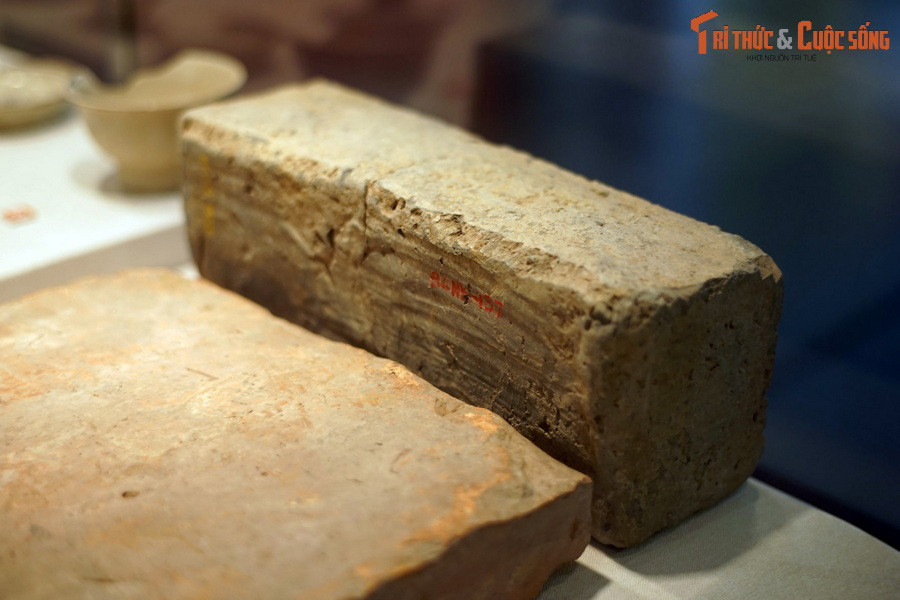 Di tích điện Giảng Võ, sân điện Giảng Võ, các trường đấu võ, trường bắn... nằm trong một khu vực rộng lớn gọi chung là trường Giảng Võ, ngày nay chủ yếu thuộc địa phận các phường Giảng Võ và Ngọc Khánh của quận Ba Đình, Hà Nội. Ảnh: Gạch xây dựng thời Lê sơ, thế kỷ 15.