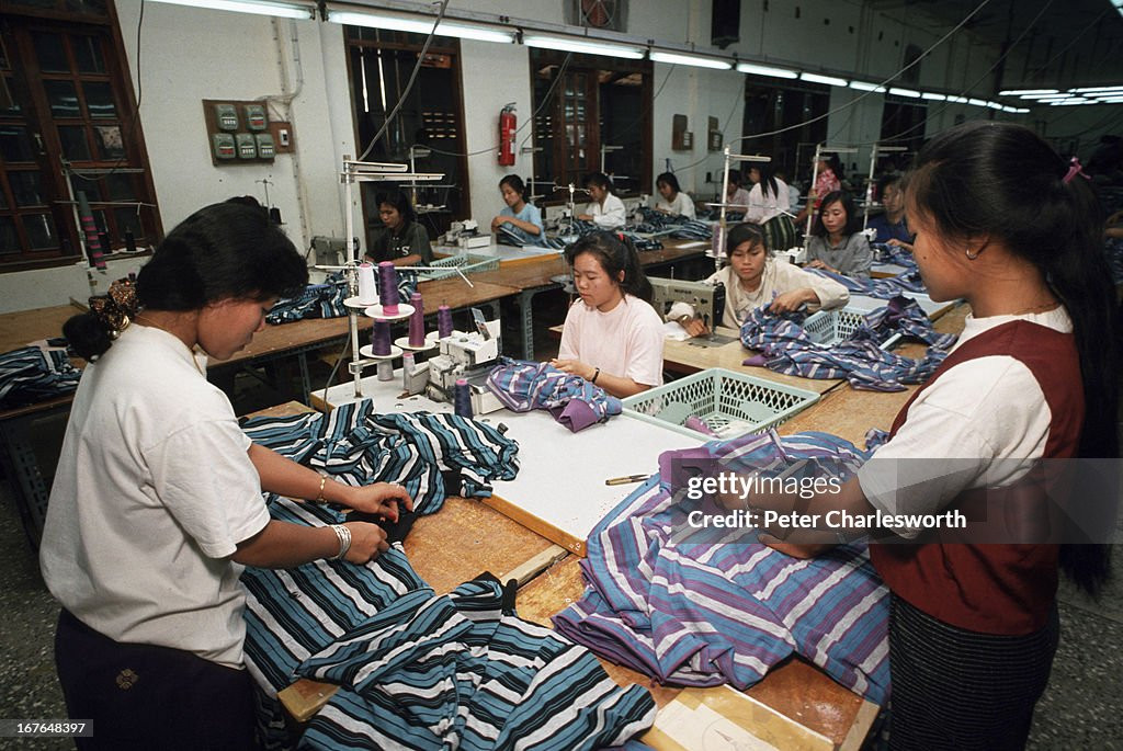 Các nữ công nhân làm việc trong một nhà máy may mặc của Hàn Quốc, có trụ sở ở ngoại vi Vientiane.