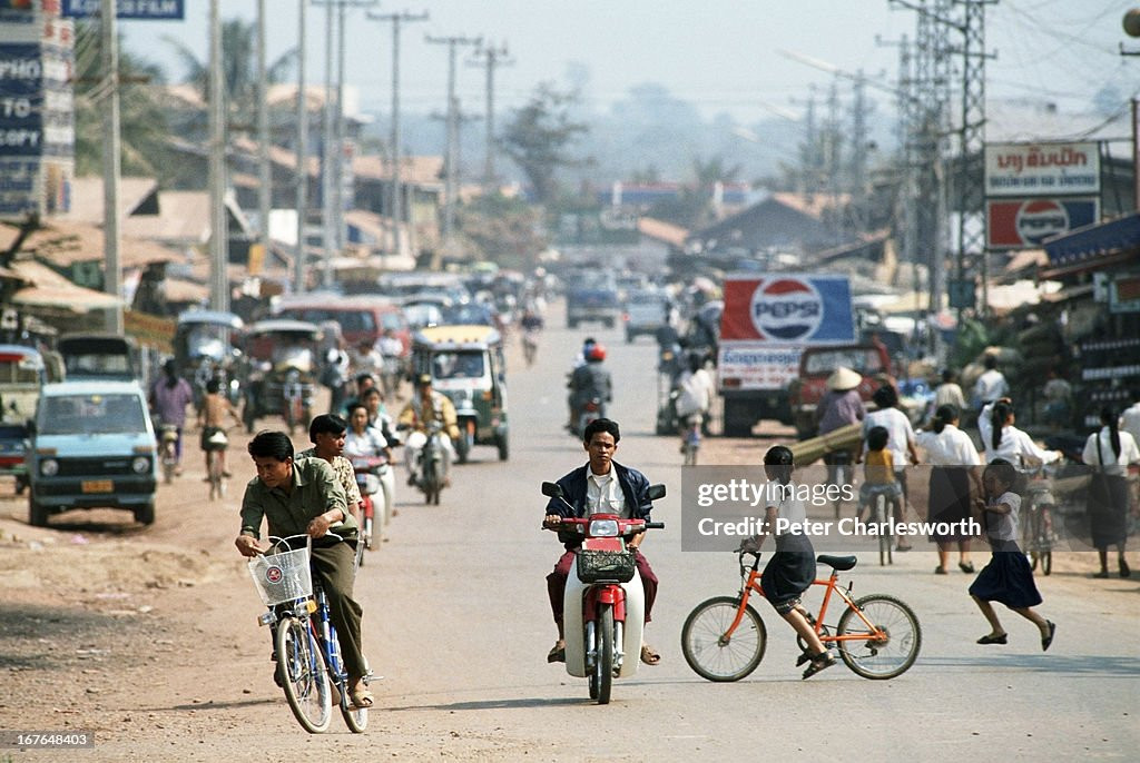 Xe máy và xe đạp là phương tiện đi lại chủ yếu của cư dân Vientiane năm 1991.