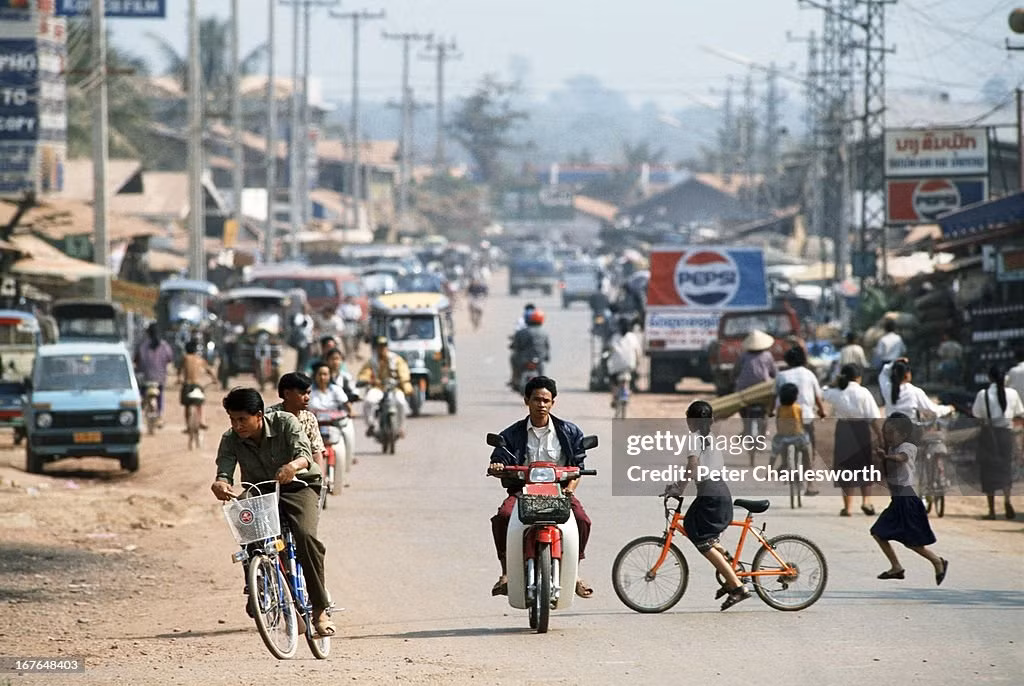 Xe máy và xe đạp là phương tiện đi lại chủ yếu của cư dân Vientiane năm 1991.