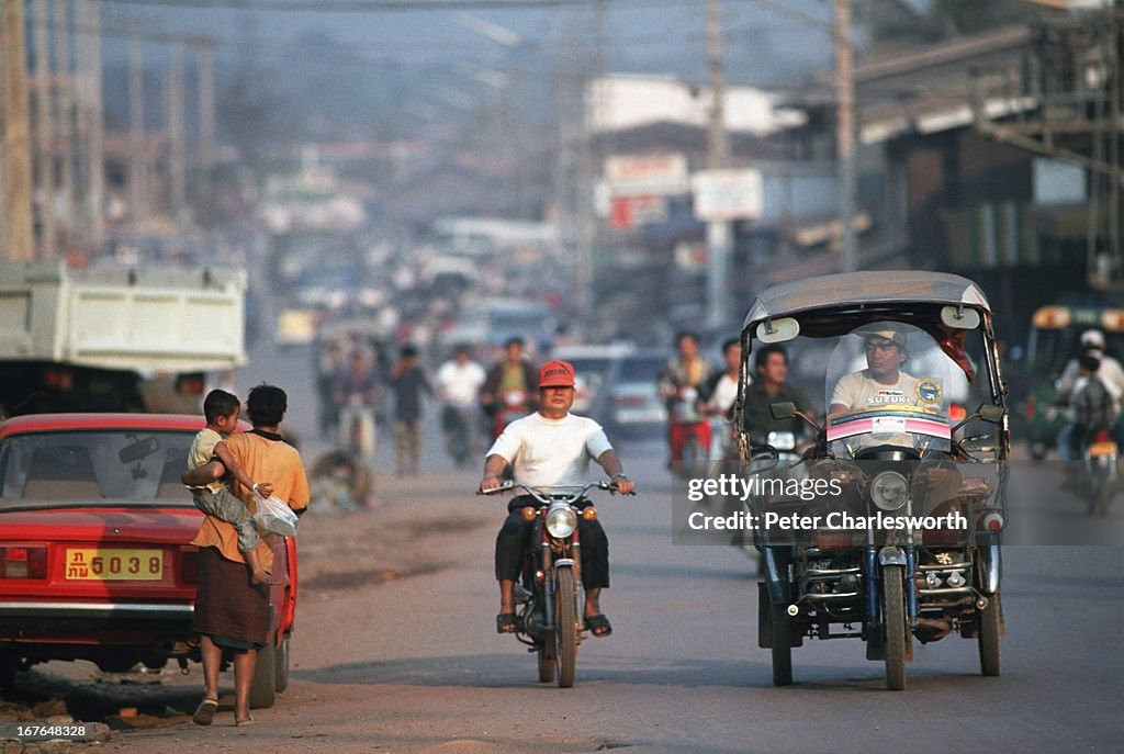 Giao thông trên một con đường ở thành phố Vientiane.