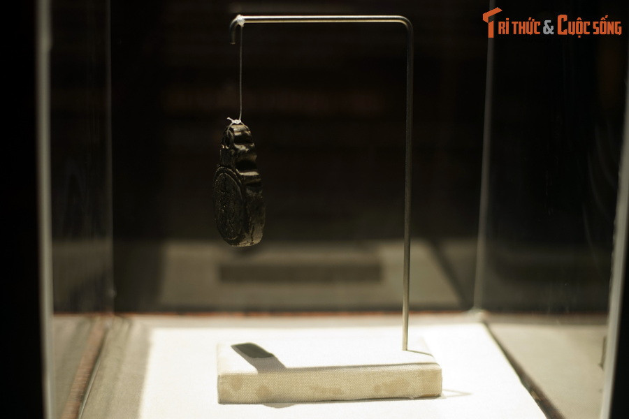 Địa điểm tìm thấy hiện vật này cho phép khẳng định rằng, vệ quân An Đông đã có lần về thao luyện tại Giảng Võ trường ở Đông Kinh (tên gọi thành Thăng Long thời Hậu Lê, tức Hà Nội ngày nay)...