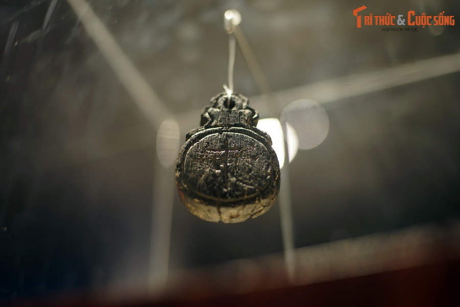 Hiện vật có chiều dài 6 cm, rộng 3 cm, được làm bằng gỗ lim, màu đen, hình oval, phía trên có tai như tai khánh.