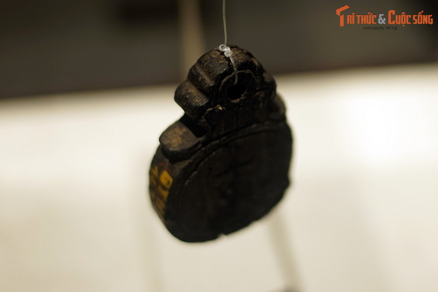 Tín bài An Đông được phát hiện vào thập niên 1980 dưới lòng hồ Ngọc Khánh (quận Ba Đình, Hà Nội) trong quá trình khai quật di tích Giảng Võ trường – trường võ bị trung ương của triều đình trong suốt nhiều triều đại phong kiến Việt Nam.