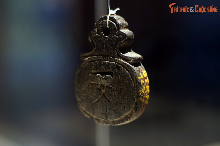 Với chất liệu và nội dung khắc trên chiếc thẻ bài, các chuyên gia khẳng định đây là thẻ dùng để làm tín vật phân biệt danh tính (tín bài), phẩm hàm hoặc biểu trưng phân hiệu của một đơn vị quân đội thời đó.