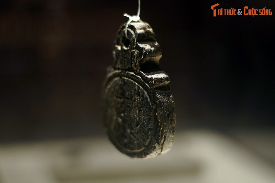 Hai chữ “An Đông” khắc trên thẻ bài có ý nghĩa gì? Sách tộc phả “Lê triều ân tứ Tạo sỹ An Đông tướng quân Đỗ Bá Công sắc phong Chiêu văn hiển vũ, trung thuần dũng nhuệ phúc thần sự tích” soạn năm Cảnh Hưng thứ 34 (1773) cung cấp thông tin quý giá về hai chữ này.