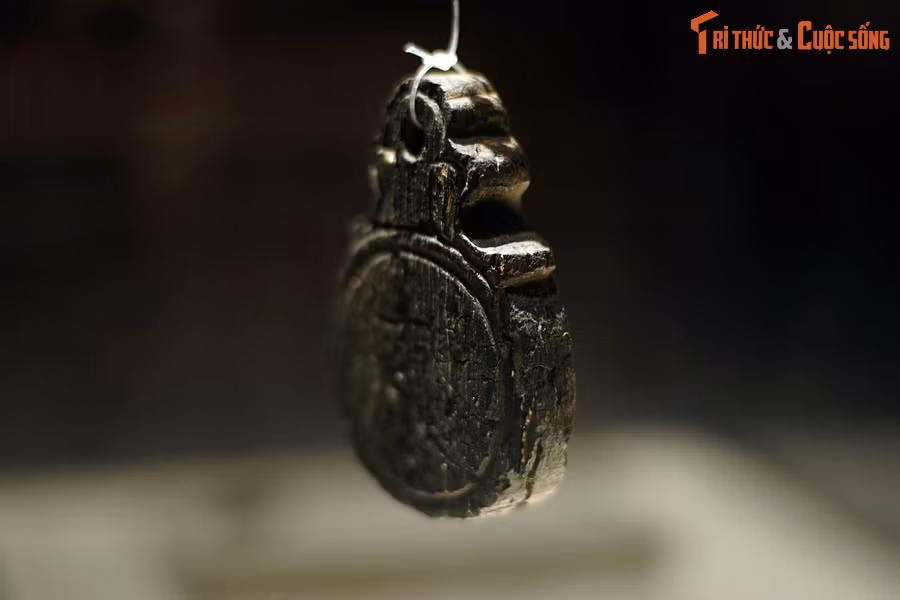 Hai chữ “An Đông” khắc trên thẻ bài có ý nghĩa gì? Sách tộc phả “Lê triều ân tứ Tạo sỹ An Đông tướng quân Đỗ Bá Công sắc phong Chiêu văn hiển vũ, trung thuần dũng nhuệ phúc thần sự tích” soạn năm Cảnh Hưng thứ 34 (1773) cung cấp thông tin quý giá về hai chữ này.