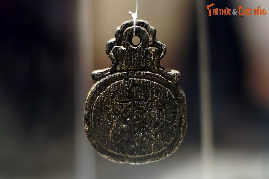 Đây là một loại thẻ bài, mặt trước khắc nổi chữ Hán “An”, mặt sau khắc chữ “Đông”. Hai bên chữ Đông có hai chữ nhỏ: Bên phải là chữ “kiên”, bên trái là chữ “vũ”.