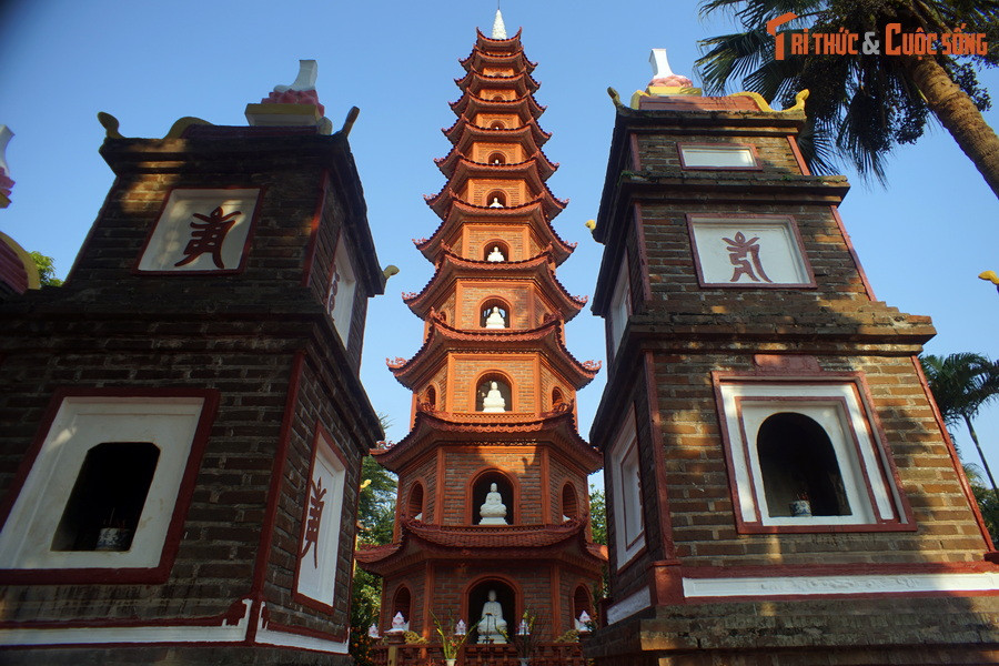 Nằm giữa vườn tháp cổ với nhiều tòa tháp có từ thế kỷ 18, bảo tháp Lục độ đài sen có 11 tầng, cao 15 mét, mang dáng vẻ thanh thoát.