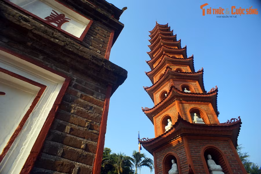 Tháp có mặt bằng hình lục giác, thu nhỏ dần từ dưới lên trên. Mỗi tầng tháp có 6 ô cửa vòm, bên trong mỗi cửa có một tượng Phật A Di Đà bằng đá bạch ngọc.