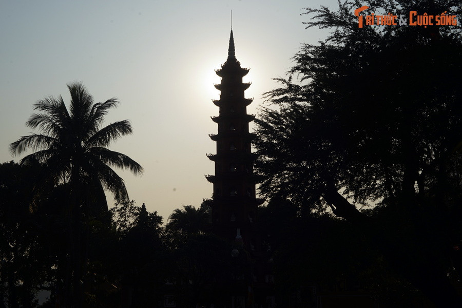 Giải thích cho sự đối xứng ấy, sư trụ trì Thích Thanh Nhã cho biết: "Hoa sen tượng trưng cho Phật tính chân như, sinh ở dưới bùn mà không bị ô uế. Bồ đề là trí giác, trí tuệ vô thượng. Tất cả đều hàm nghĩa bản thể và hiện tượng của các pháp".