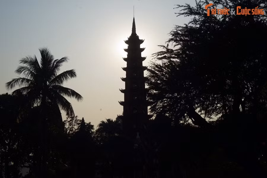 Giải thích cho sự đối xứng ấy, sư trụ trì Thích Thanh Nhã cho biết: "Hoa sen tượng trưng cho Phật tính chân như, sinh ở dưới bùn mà không bị ô uế. Bồ đề là trí giác, trí tuệ vô thượng. Tất cả đều hàm nghĩa bản thể và hiện tượng của các pháp".