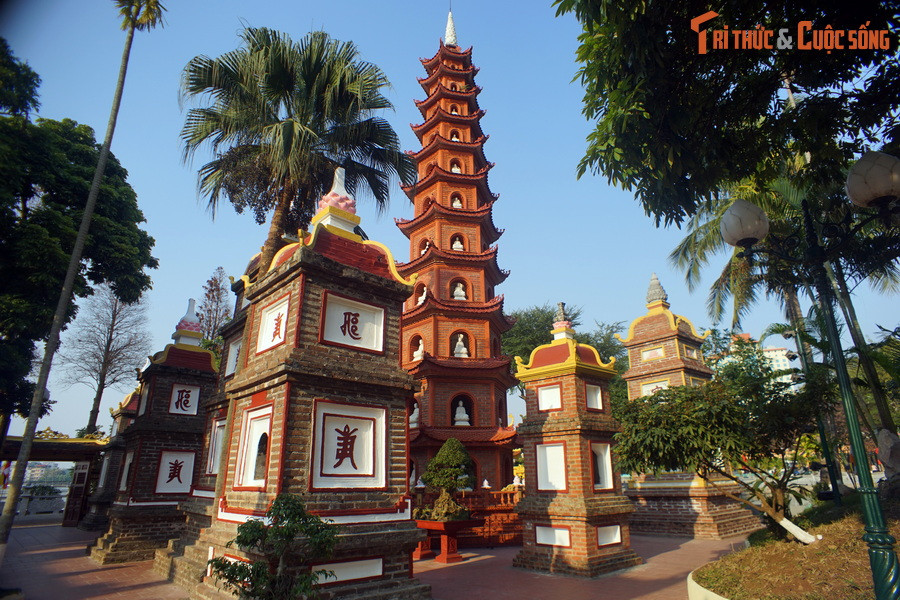 Công trình kiến trúc mang tính điểm nhấn của ngôi chùa cổ nổi tiếng này là bảo tháp Lục độ đài sen, được xây dựng năm 1998.