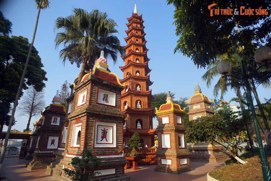 Công trình kiến trúc mang tính điểm nhấn của ngôi chùa cổ nổi tiếng này là bảo tháp Lục độ đài sen, được xây dựng năm 1998.