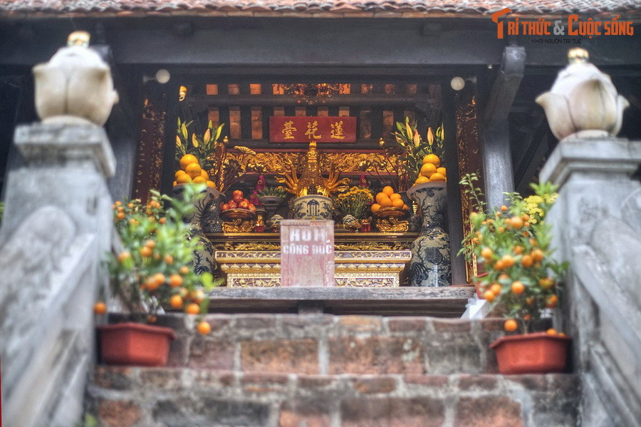 Vào năm 1954, chùa Một Cột bị thực dân Pháp và tay sai phá hủy khi rút khỏi Hà Nội. Đến năm 1955, công trình được kiến trúc sư Nguyễn Bá Lăng tái dựng theo kiến trúc để lại từ thời Nguyễn.