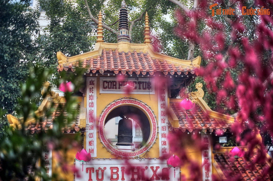  2. Chùa Quán Sứ (quận Hoàn Kiếm). Nằm ở số 73 phố Quán Sứ, chùa Quán Sứ có lịch sử hình thành và phát triển mang nhiều nét đặc biệt. Theo sử sách, vào thời vua Lê Thế Tông (1573–1599), triều đình đã cho dựng một tòa nhà gọi là Quán Sứ để tiếp đón các sứ thần đến Thăng Long.