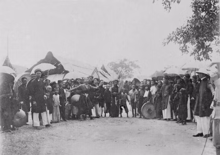 Đám đông tụ họp trước cánh cổng lớn trên lối vào đền.