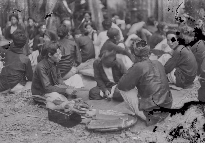 Sân đền chật kín người ngồi trong dịp lễ hội.