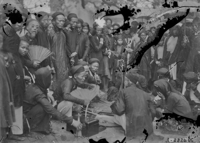 Người dân quây quanh một thầy bói hành nghề.