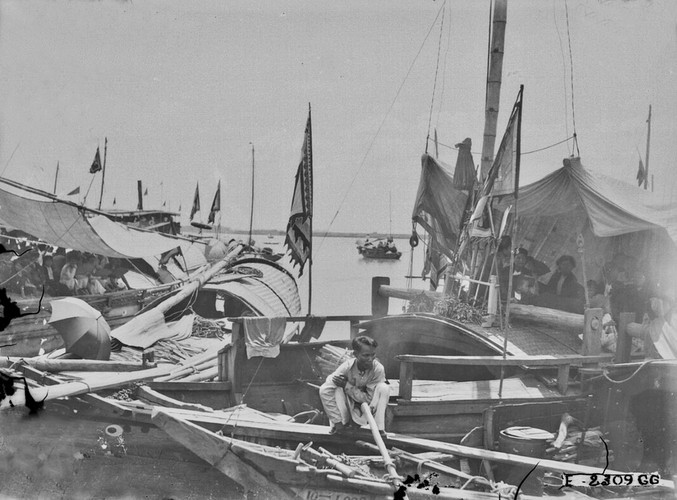 Những con thuyền ở bến đò mùa lễ hội được trang hoàng bằng cờ phướn.