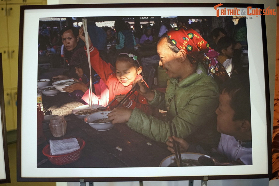  Bữa sáng bên mẹ: Niềm vui của bé gái được mẹ cho ăn sáng tại chợ phiên Lũng Phìn (xã Lũng Phìn, huyện Mèo Vạc, tỉnh Hà Giang). Để đến chợ, đồng bào dân tộc phải đi bộ qua những đoạn đường núi từ rất sớm. Chợ kết thúc lúc 12h trưa.