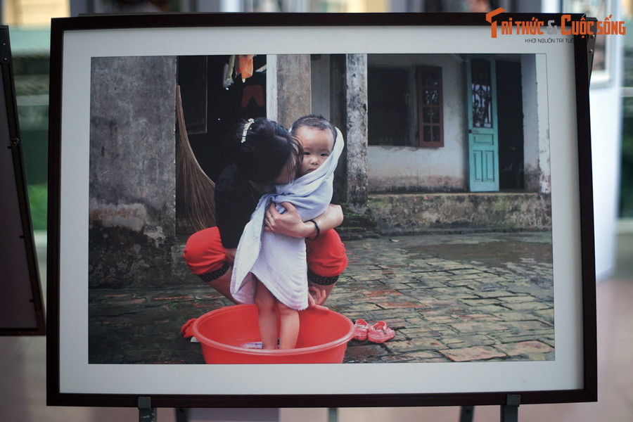  Ủ ấm: Bé được mẹ ủ ấm sau khi tắm. Ảnh chụp tại làng Đọi Tam, xã Đọi Sơn, huyện Duy Tiên, tỉnh Hà Nam.