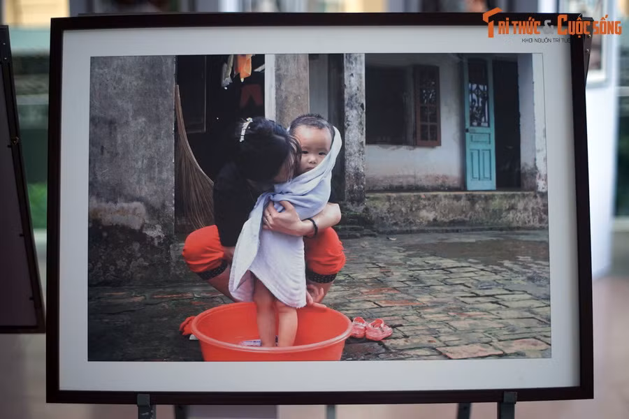  Ủ ấm: Bé được mẹ ủ ấm sau khi tắm. Ảnh chụp tại làng Đọi Tam, xã Đọi Sơn, huyện Duy Tiên, tỉnh Hà Nam.