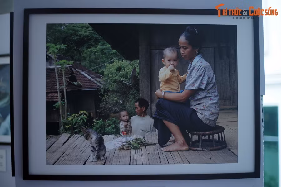  Bình yên bên mẹ: Cảnh bình yên của cha mẹ và các con trước hiên nhà của đồng bào dân tộc Thái ở tỉnh Sơn La.