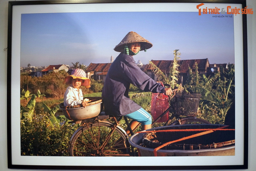 Con gái được theo mẹ ra chợ cá sớm. Ảnh chụp tại bờ biển Thịnh Long, thị trấn Thịnh Long, huyện Hải Hậu, tỉnh Nam Định.