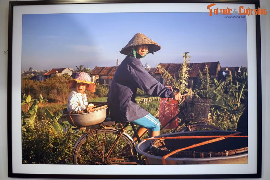 Con gái được theo mẹ ra chợ cá sớm. Ảnh chụp tại bờ biển Thịnh Long, thị trấn Thịnh Long, huyện Hải Hậu, tỉnh Nam Định.