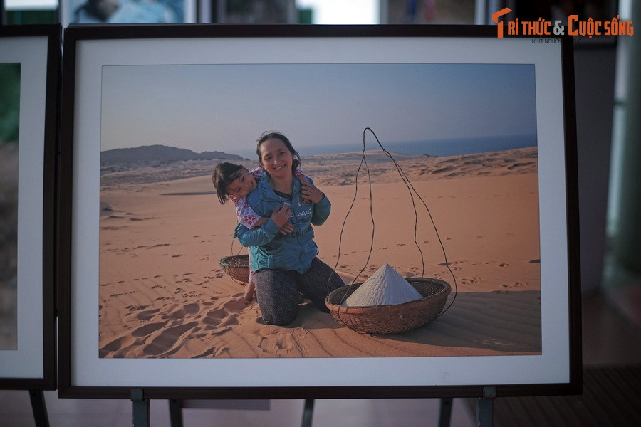  Trên cồn cát: Hai mẹ con ngồi chờ khách thuê làm mẫu chụp ảnh tại đồi cát Phan Thiết, tỉnh Bình Thuận.