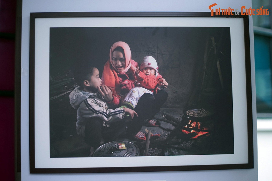  Ấm áp tình mẹ: Mùa đông không lạnh khi được ở bên mẹ trong căn bếp nhỏ. Người phụ nữ trong ảnh là lái đò ở chùa Hương (xã Hương Sơn, huyện Mỹ Đức, Hà Nội). Sau mỗi lần đò được nghỉ chờ khách kế tiếp chị tranh thủ về chăm sóc các con.