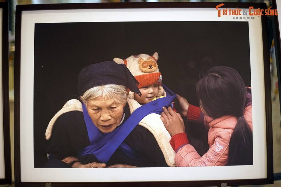  Bà và Mẹ: Em bé ở bản Phia Thắp (Quảng Uyên, Cao Bằng) luôn được cả bà và mẹ thay phiên nhau chăm sóc. Ở bản có nghề làm hương nên trẻ con được những người phụ nữ trong nhà thay nhau trông nom. Người trông con, người làm nghề có thể đổi cho nhau.