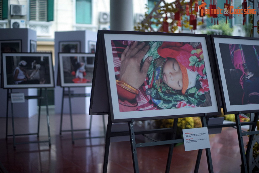 Triển lãm quy tụ 30 bức ảnh về những khoảnh khắc giữa mẹ và con, tuy đời thường nhưng đầy ấm áp và yêu thương, được nhiếp ảnh gia Lê Bích thực hiện trong gần 20 năm tại nhiều địa phương của Việt Nam. Tri Thức &amp; Cuộc Sống xin được giới thiệu một số bức ảnh từ triển lãm này.