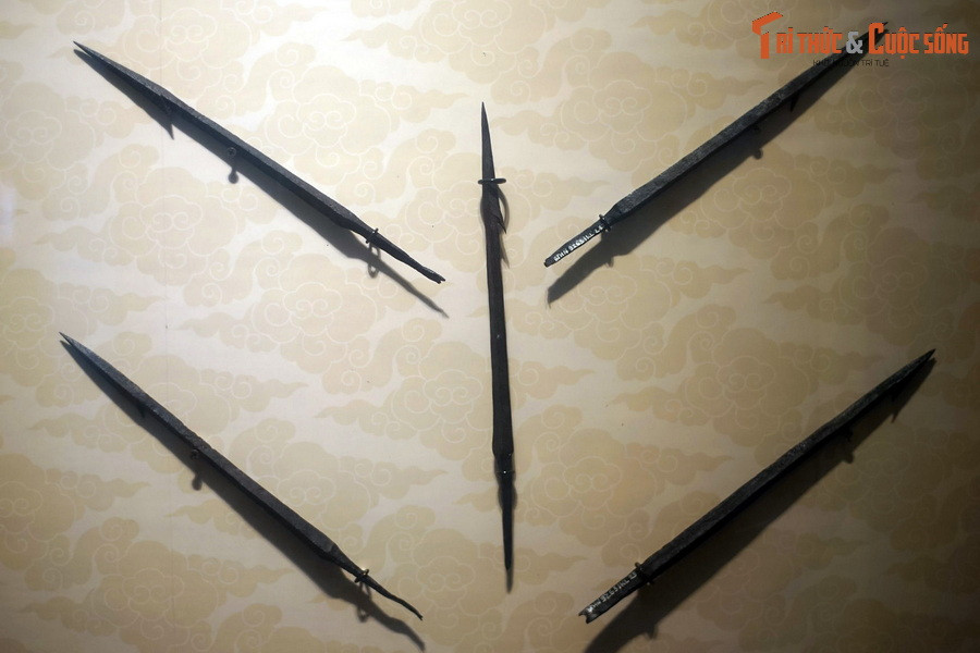 Ngược dòng lịch sử, trường Giảng Võ (Giảng Võ trường) từng là trường võ bị quốc gia của vương quốc Đại Việt. Đây là khu vực luyện tập võ thuật, giảng dạy binh pháp, thao diễn quân sự cao cấp của nhiều triều đại phong kiến Việt Nam. Ảnh: Các mũi giáo một ngạnh.