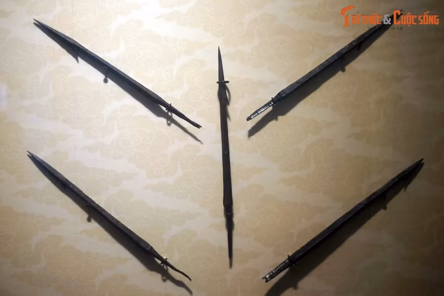 Ngược dòng lịch sử, trường Giảng Võ (Giảng Võ trường) từng là trường võ bị quốc gia của vương quốc Đại Việt. Đây là khu vực luyện tập võ thuật, giảng dạy binh pháp, thao diễn quân sự cao cấp của nhiều triều đại phong kiến Việt Nam. Ảnh: Các mũi giáo một ngạnh.