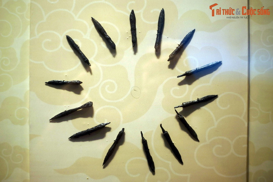 Đến năm 1983, tại khu vực hồ Ngọc Khánh (quận Ba Đình), các nhà khoa học đã phát hiện bộ sưu tập vũ khí bằng kim loại phong phú bậc nhất của Việt Nam thời Trung đại, cho phép xác định khu vực này chính là trường Giảng Võ thời Lê. Ảnh: Đầu các mũi tên.