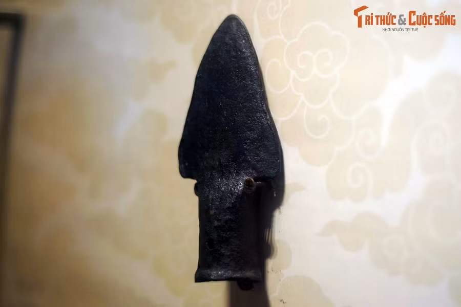 Dù nằm sâu dưới lòng đất hơn 200 năm nhưng hơn 100 món vũ khí vẫn giữ được gần như nguyên vẹn hình dáng, bởi đã được những người thợ có tay nghề cao rèn đúc bằng vật liệu tốt. Ảnh: Đầu mũi giáo hình ngòi bút.