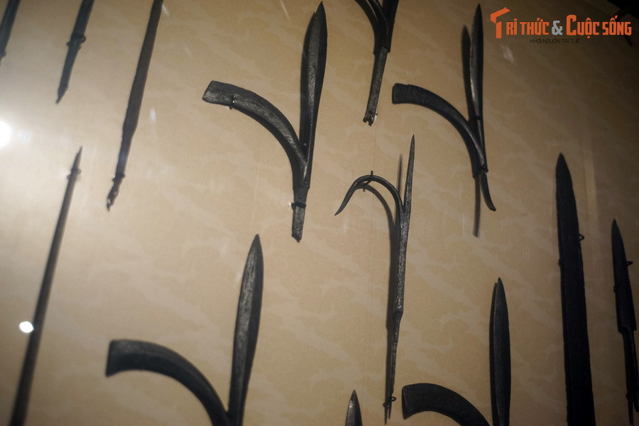 Điều này khác với vũ khí của quân đội Trung Hoa đương thời, được chế tác cầu kỳ, tinh xảo hơn, nhưng độ sát thương chưa chắc cao bằng kiểu vũ khí đề cao tính hiệu quả của Đại Việt. Ảnh: Một số loại câu liêm khác nhau.