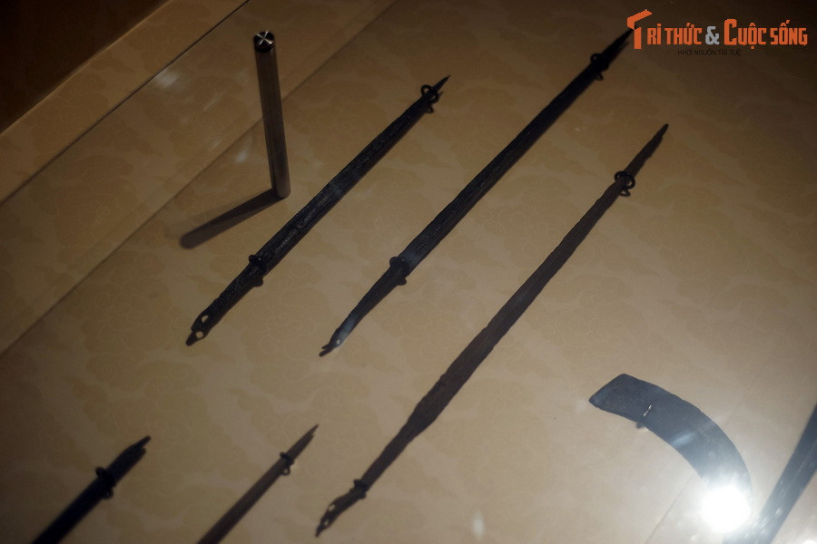 Kỹ thuật chế tác vũ khí Trường Giảng Võ chủ yếu theo phương pháp rèn đập thủ công, mũi tên, súng lệnh được đúc, nên không trùng lặp với bất cứ sưu tập vũ khí nào ở Việt Nam hiện có. Ảnh: Đầu mũi trường, một loại vũ khí có cán rất dài, dùng để đâm.